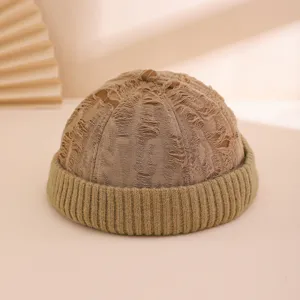 Vista detallada del gorro docker de moda con efecto desgastado, gorro de punto caqui para otoño.