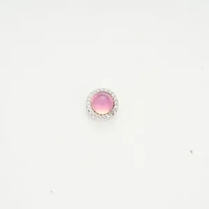 Pendiente magnético de cabochon rosa minimalista con halo de cristal de tono plateado