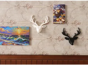 Vue detaillee d'un decor mural de tete de cerf miniature avec peinture dans un style retro.