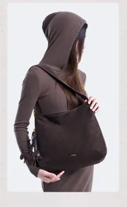 Μεγάλη καφέ slouchy τσάντα ώμου hobo χειρός με χαριτωμένο κρεμαστό κουτάβι για γυναίκες