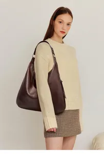Vintage fashion large capacity shoulder bag detail view showcasing retro brown leather hobo design.