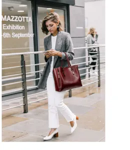 Stylish oil leather large capacity bucket bag, elegant shoulder handbag with niche design.