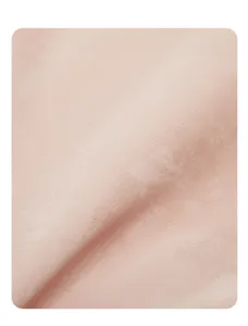 Primer plano detallado del material de cuero de bolso rosa suave con textura fina.