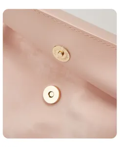 Vista detallada del cierre magnético del bolso de mujer rosa, accesorio de bolso casual.