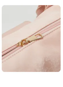 Primer plano de la cremallera del bolso de viaje rosa, detalle elegante del bolso informal.