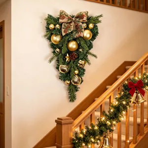 Couronne de Noël en forme de larme élégante avec boules dorées et nœud en toile de jute