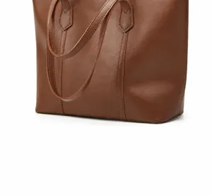 Detalle de bolso shopper de cuero marrón, bolso de hombro minimalista para su uso diario.