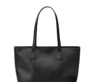 Primer plano del asa del bolso tote de cuero negro con costuras reforzadas y diseño limpio.