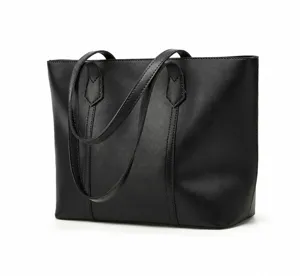 Primer plano de los detalles del bolso negro con costuras verticales y correas dobles finas.
