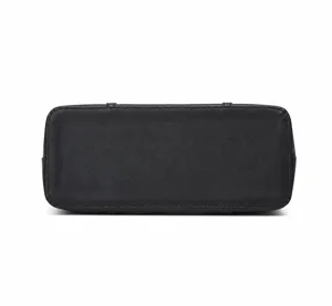 Vista de primer plano detallada del fondo del bolso tote de cuero con costuras limpias.