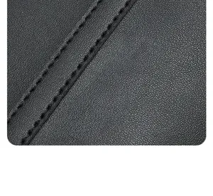 Detalle de textura de cuero negro del bolso minimalista con costuras dobles limpias.
