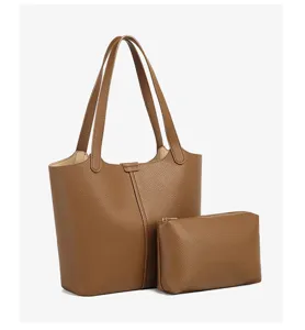 Detailansicht der großen braunen Ledertragetasche mit passender Tasche für den Alltag.