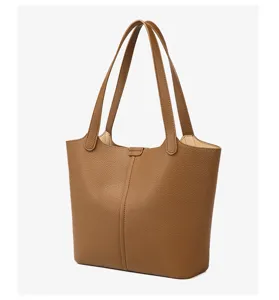 Braune Umhängetasche aus Leder mit Narbenstruktur, große modische Handtasche für Damen.