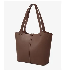 Minimalistische braune Leder Handtasche für Damen, grosse Kapazität Schultertasche.
