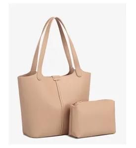 Detailansicht der minimalistischen Ledertasche mit grossem Stauraum und passender Tasche.