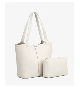Detailansicht der weißen Ledertragetasche mit passender Tasche, schlichtes und elegantes Design.