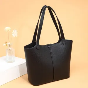 Schwarze Henkeltasche aus genarbtem Leder mit großem Fassungsvermögen für den Alltag.