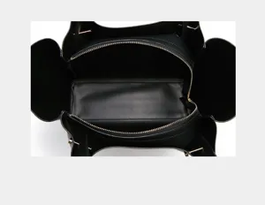 Innenansicht der schwarzen Leder Flügel Shopper Tasche mit Reißverschluss und viel Platz.