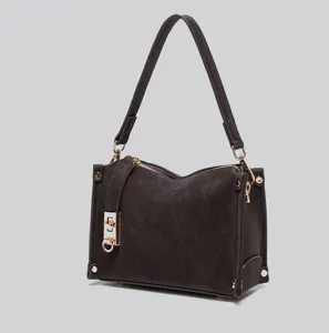 Matte weiche Leder-Achseltasche Detailansicht mit feinem Schultergurt und Schloss