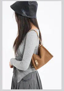 Modische braune Damen Umhängetasche aus Leder, elegante Freizeittasche für den Alltag.