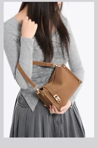 Detailansicht der braunen Ledertasche, elegante Umhängetasche für Damen mit Metallschloss.