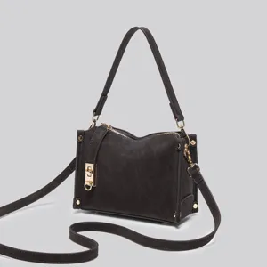 Braune matte Kunstleder Damentasche, elegante Umhängetasche für Alltag mit goldenen Beschlägen.