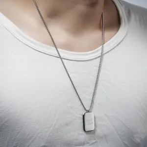 Edler rechteckiger Edelstahl Anhänger Halskette für Damen und Herren minimalistischer Schmuck.
