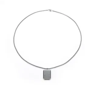 Minimalistische Titanstahl Halskette mit rechteckigem Anhänger und Gravur für Herren.