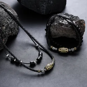 Vista dettagliata del set retro di collana e bracciale con perle Dzi tibetane intrecciate.