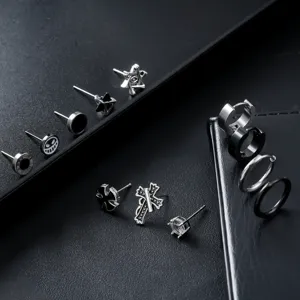 Detailaufnahme des Ohrring-Sets aus Edelstahl, trendiger Hip-Hop-Street-Style-Schmuck.