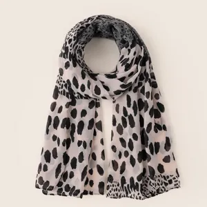 Detalle en primer plano de bufanda ligera de gasa con estampado de leopardo, suave.