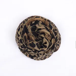 Detalle de bufanda de gasa leopardo, accesorio de cuello mujer moda otoño invierno.