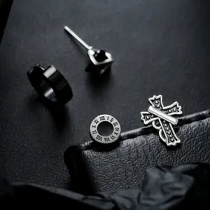 Herren Titanstahl Ohrringe Set gotisch Kreuz römische Ziffern Studs Schmuck Detail Ansicht