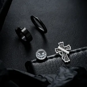 Detailaufnahme von Titanstahl Ohrringen mit Kreuz und Totenkopf, cooler Hip Hop Style.