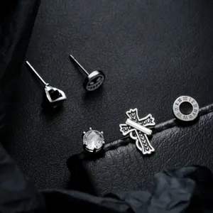 Nahaufnahme der trendigen Ohrstecker aus Titanstahl mit Kreuz und römischen Ziffern.