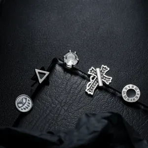 Titanstahl Ohrstecker Set punkiger Streetstyle Modeschmuck Detailansicht Design.