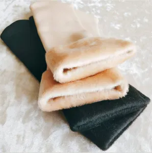 Detailansicht gefütterter dicker Thermosocken, winterwarme lange Plüschsocken für Damen.