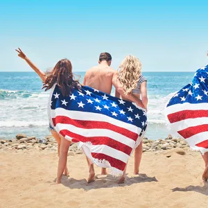 Gedetailleerd overzicht van ronde strandhanddoek met Amerikaanse vlag en franjes.