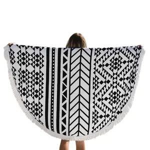 Zwart-witte geometrische ronde strandlaken detailweergave met franjes voor zomerse vakanties.