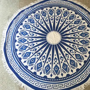 Ronde strandhanddoek met blauw-wit geometrisch patroon en franjes, ideaal voor yoga en reizen.