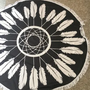 Ronde zwart-witte strandhanddoek dromenvanger veer patroon franjekwastje ontwerp