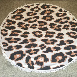 Rond strandlaken met luipaardprint en franjes voor de vakantie aan het strand.