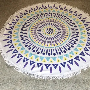 Ronde strandhanddoek met kleurrijk geometrisch mandalapatroon en franjerand voor de zomer.