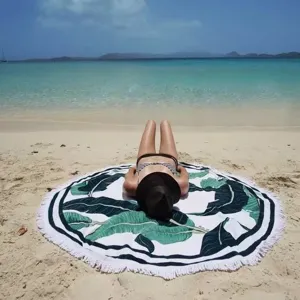Ronde strandhanddoek met tropische bananenbladprint en franjes voor de zomervakantie.