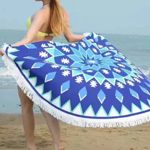 Rond strandlaken met geometrisch patroon en franjes, perfect voor strandvakantie en yogamat.