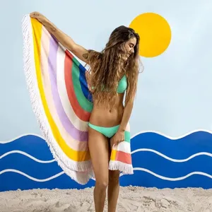 Gedetailleerd scène van een kleurrijke ronde strandhanddoek met franjes als stijlvolle omslag.