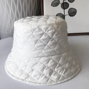 Chapeau bob matelassé blanc pour femmes, automne hiver chaud style japonais mode tendance.