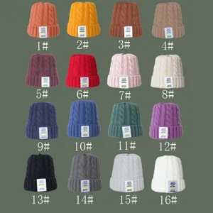 Bonnet Beanie en Acrylique Torsadé Décontracté pour Femmes Hiver Chaud Patch de Lettres Revers Doux Tricot Chapeau Couvre Chef Extérieur