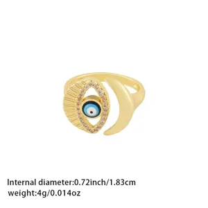 Vue détaillée de la bague œil maléfique en or avec zircone et lune, style élégant.