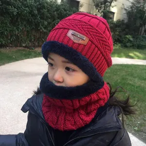 Vue détaillée de l'ensemble bonnet et écharpe tricoté thermique avec doublure polaire.